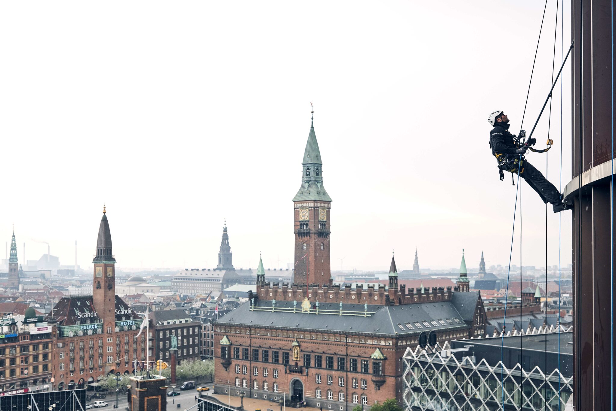 Erhvervsklatrer på bygning i København